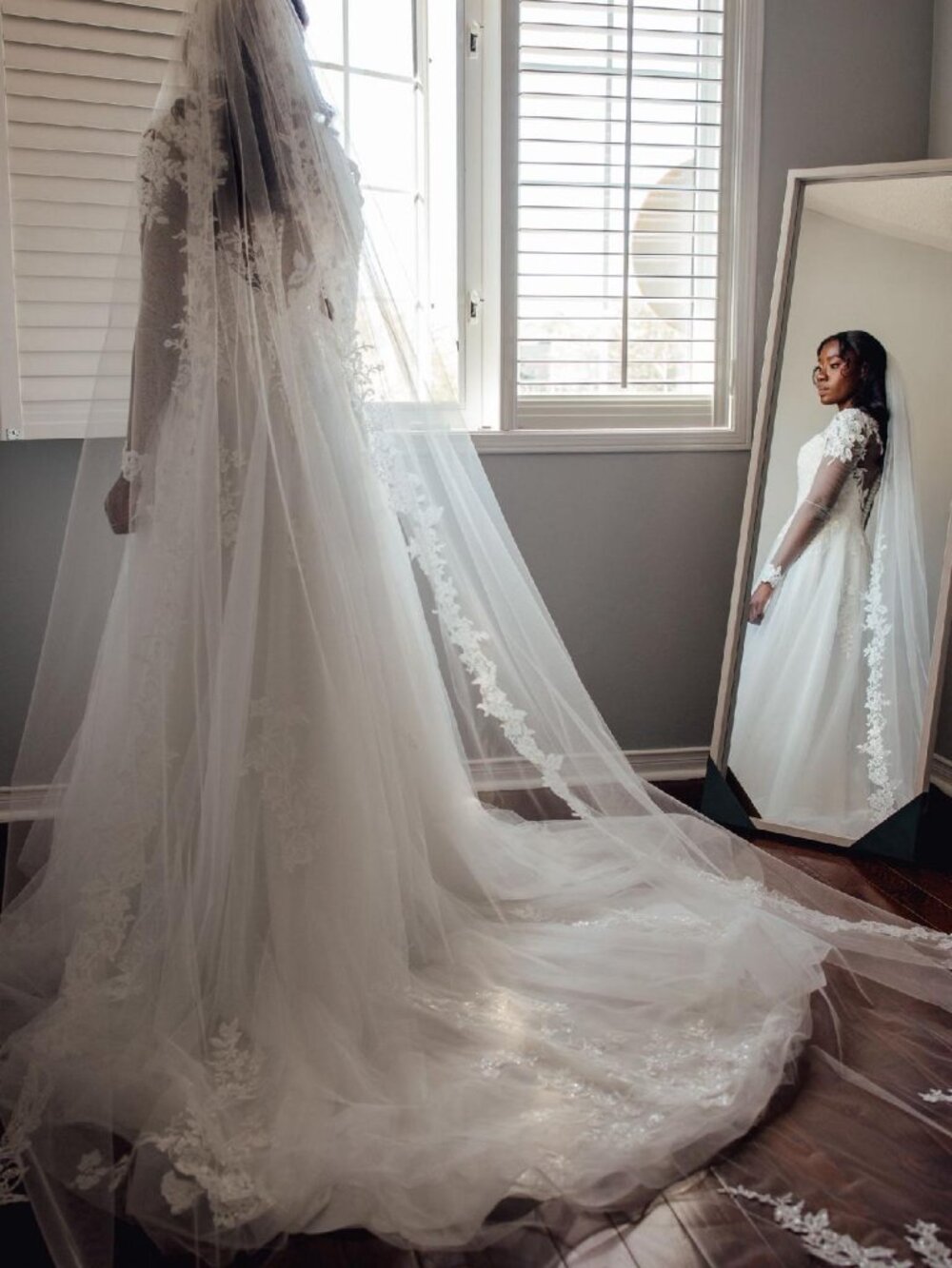 ELEGANT & LUXURIOUS WEDDING DRESS - FOR SALE